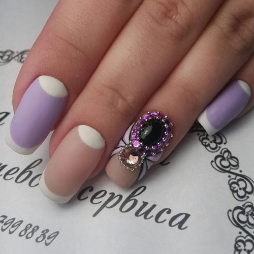 Manucure de lune à la mode. Photo, design, les meilleures nouvelles