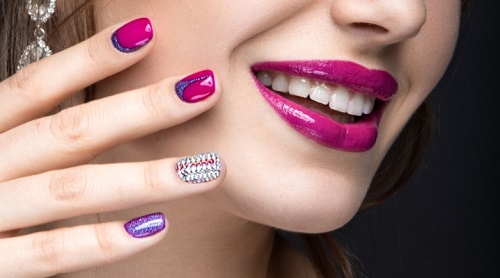 Manucure de lune à la mode. Photo, design, les meilleures nouvelles