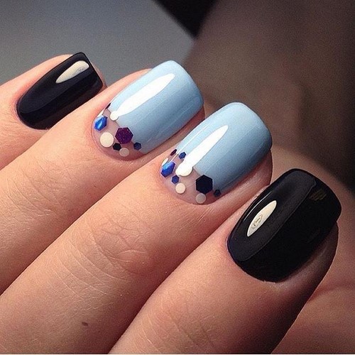 Manucure de lune à la mode. Photo, design, les meilleures nouvelles