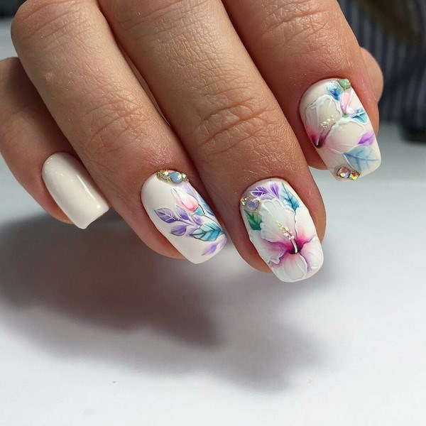 Nouveautés de manucure avec dessins: de magnifiques photos de l'idée du nail art avec une photo