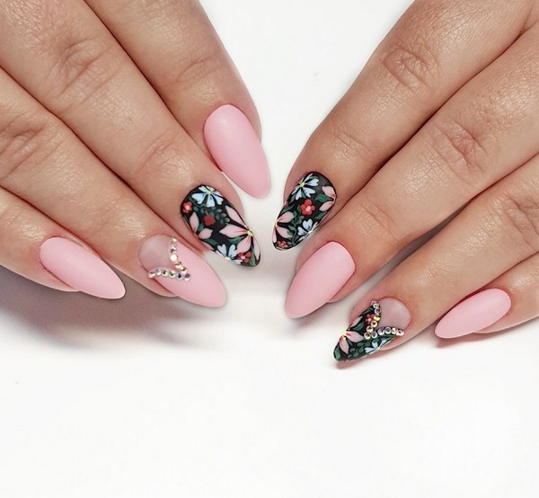 Nouveautés de manucure avec dessins: de magnifiques photos de l'idée du nail art avec une photo