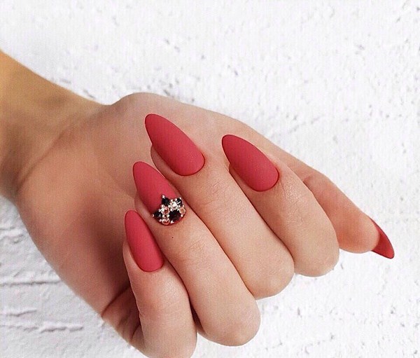 Adorable manucure en rouge: nouveau