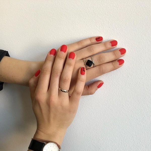 Adorable manucure en rouge: nouveau