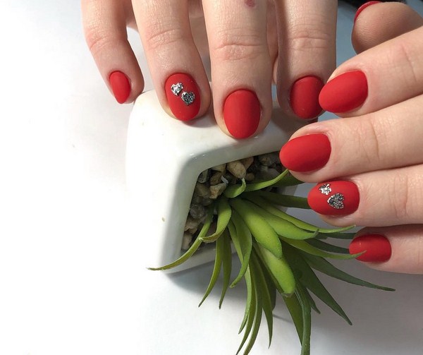 Adorable manucure en rouge: nouveau