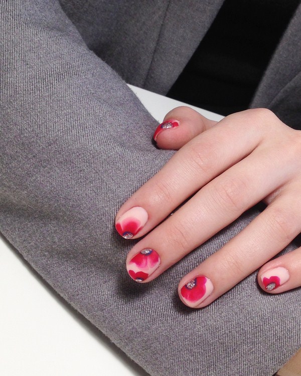 Adorable manucure en rouge: nouveau