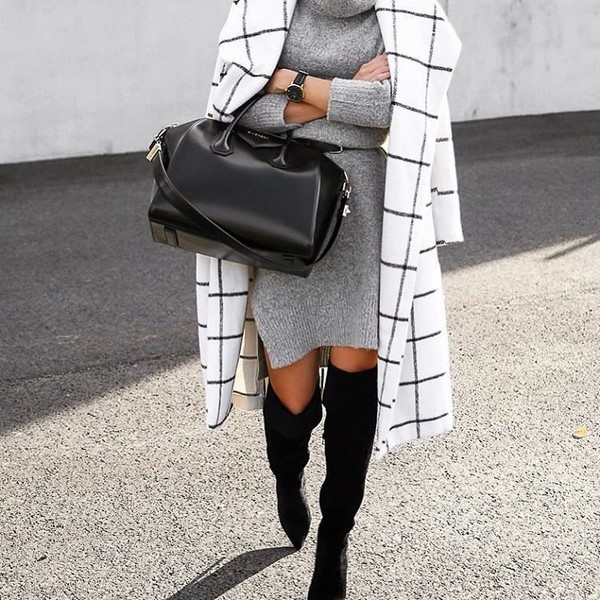 Belles robes tricotées automne-hiver: noeuds à la mode sur la photo