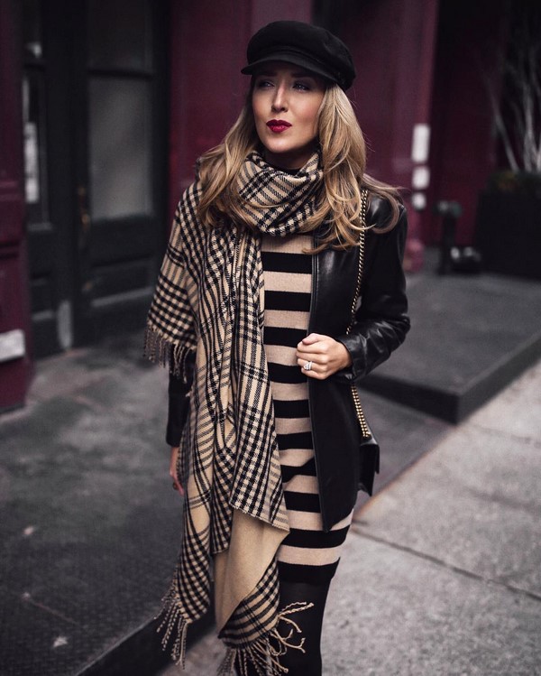 Belles robes tricotées automne-hiver: noeuds à la mode sur la photo