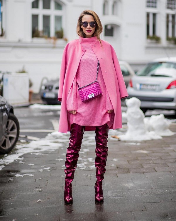 Belles robes tricotées automne-hiver: noeuds à la mode sur la photo