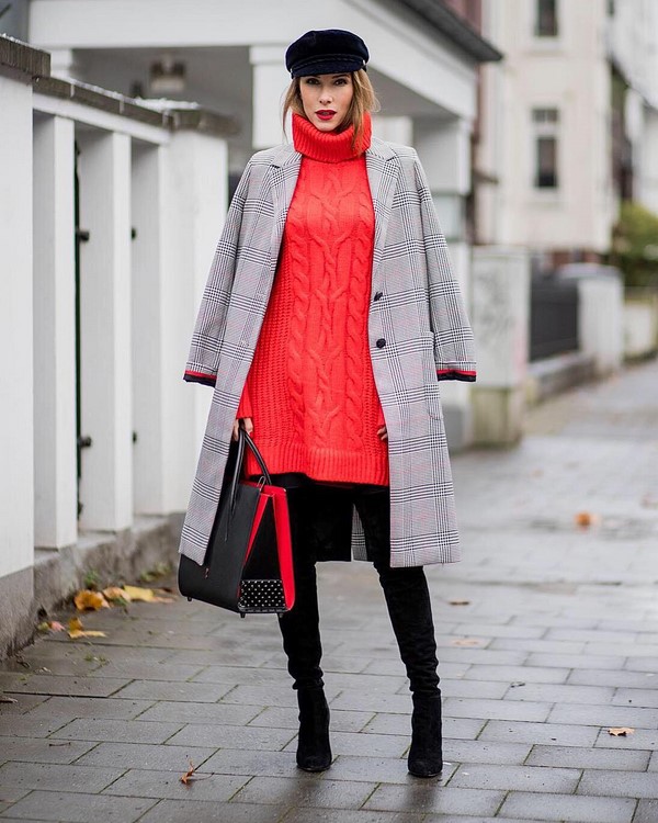 Belles robes tricotées automne-hiver: noeuds à la mode sur la photo