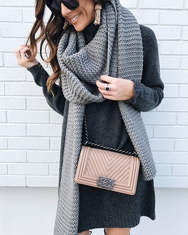 Belles robes tricotées automne-hiver: noeuds à la mode sur la photo