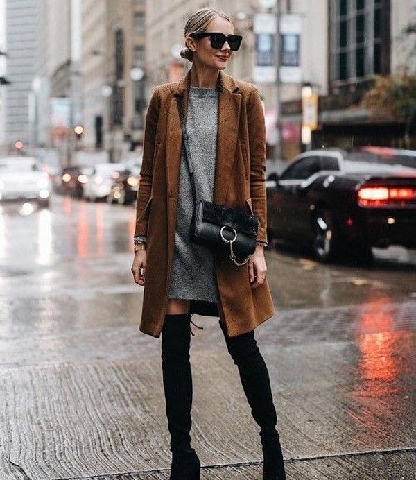 Belles robes tricotées automne-hiver: noeuds à la mode sur la photo