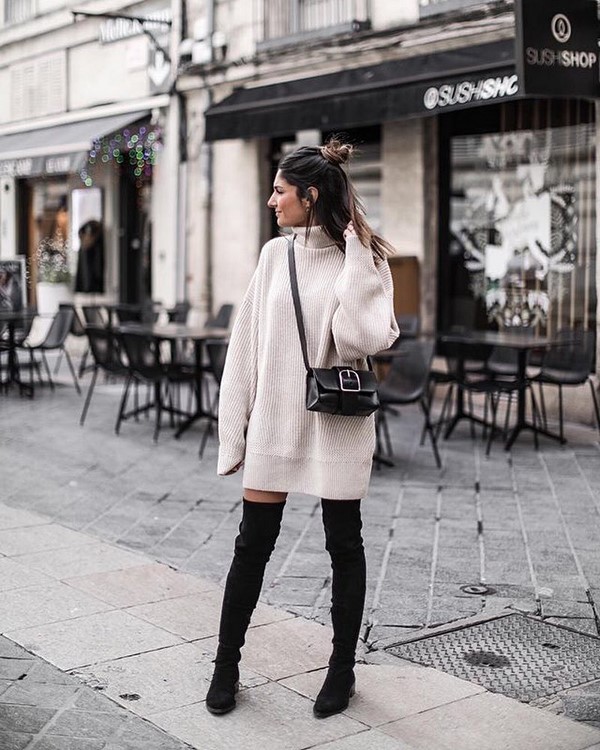 Belles robes tricotées automne-hiver: noeuds à la mode sur la photo