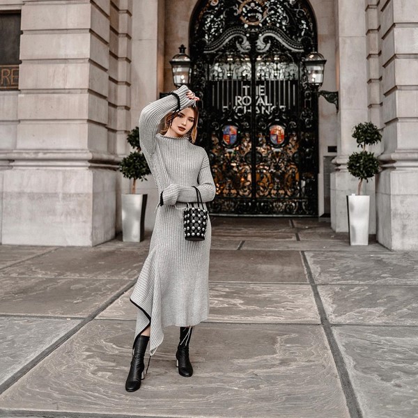 Belles robes tricotées automne-hiver: noeuds à la mode sur la photo