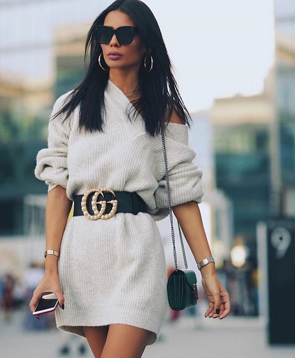 Belles robes tricotées automne-hiver: noeuds à la mode sur la photo