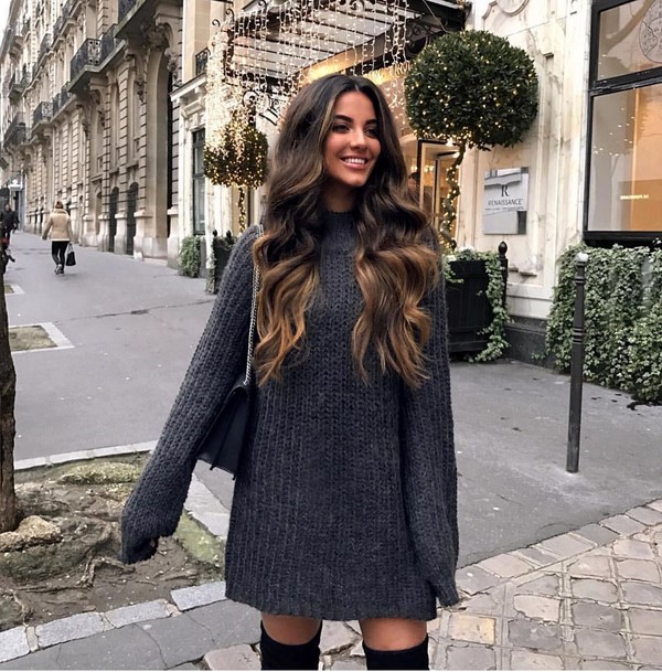 Belles robes tricotées automne-hiver: noeuds à la mode sur la photo