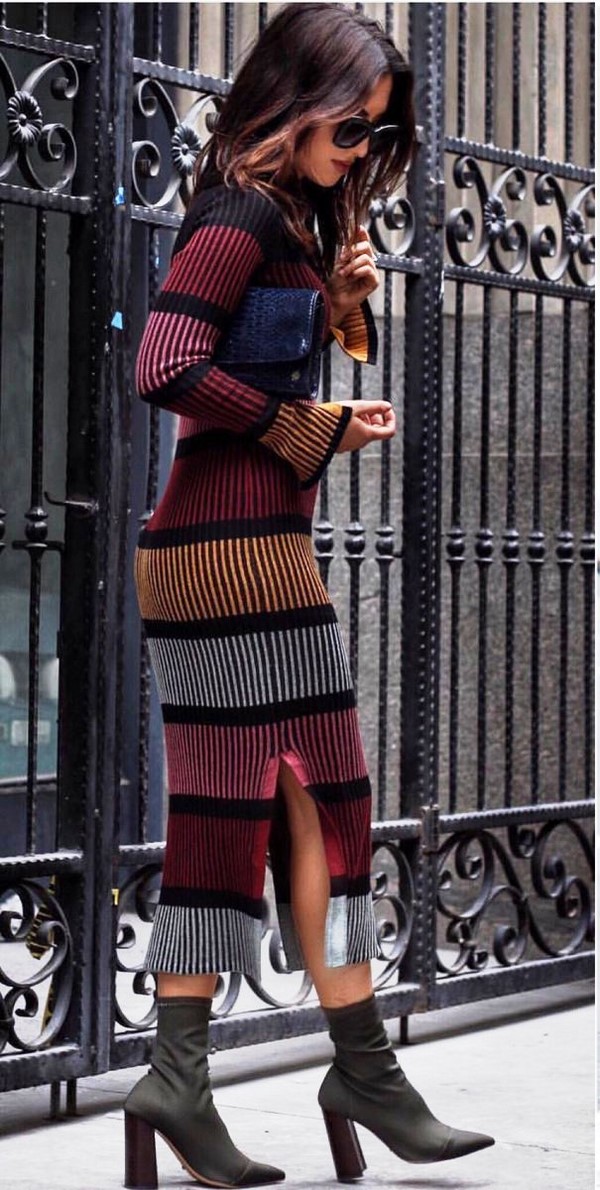 Belles robes tricotées automne-hiver: noeuds à la mode sur la photo