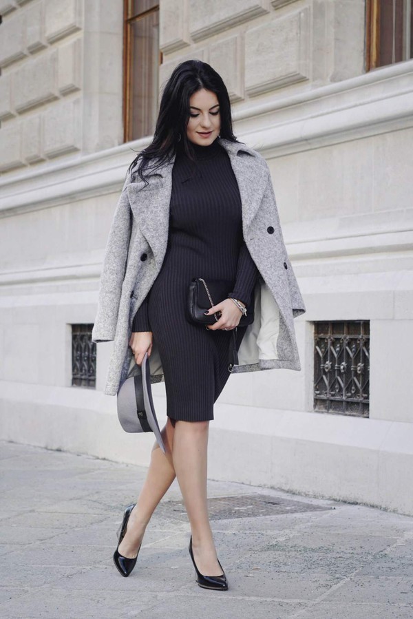 Belles robes tricotées automne-hiver: noeuds à la mode sur la photo