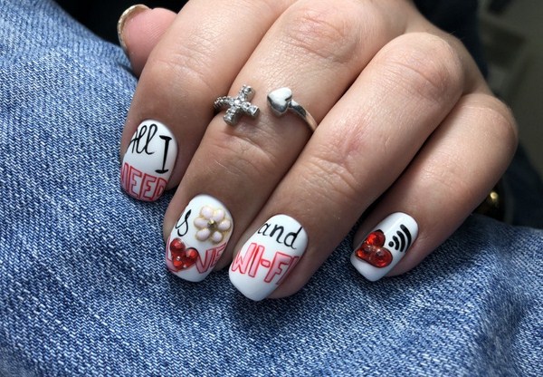 Superbe manucure avec inscriptions: mots sur les ongles - idées de photos