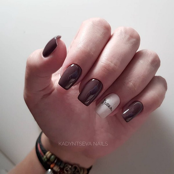 Superbe manucure avec inscriptions: mots sur les ongles - idées de photos