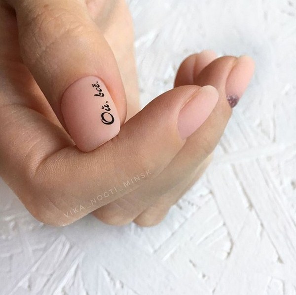 Superbe manucure avec inscriptions: mots sur les ongles - idées de photos