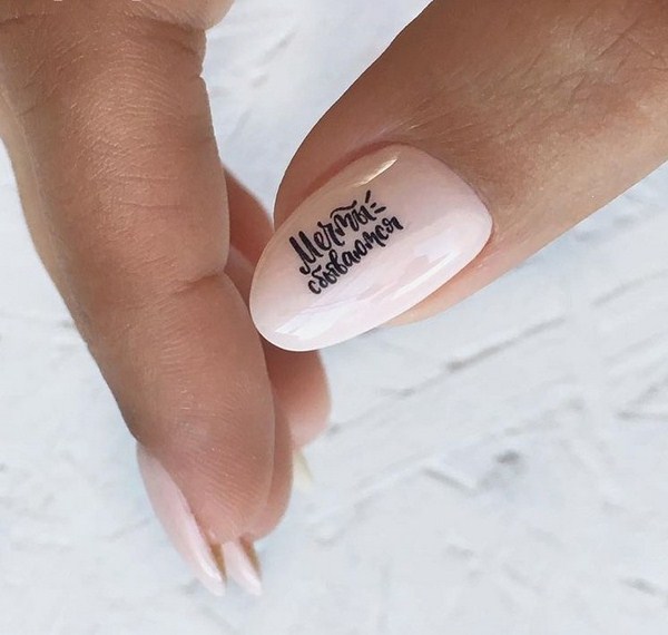 Superbe manucure avec inscriptions: mots sur les ongles - idées de photos