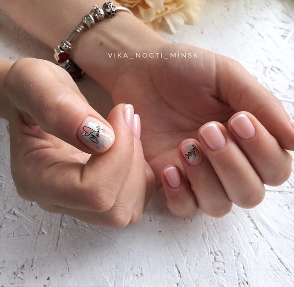 Superbe manucure avec inscriptions: mots sur les ongles - idées de photos