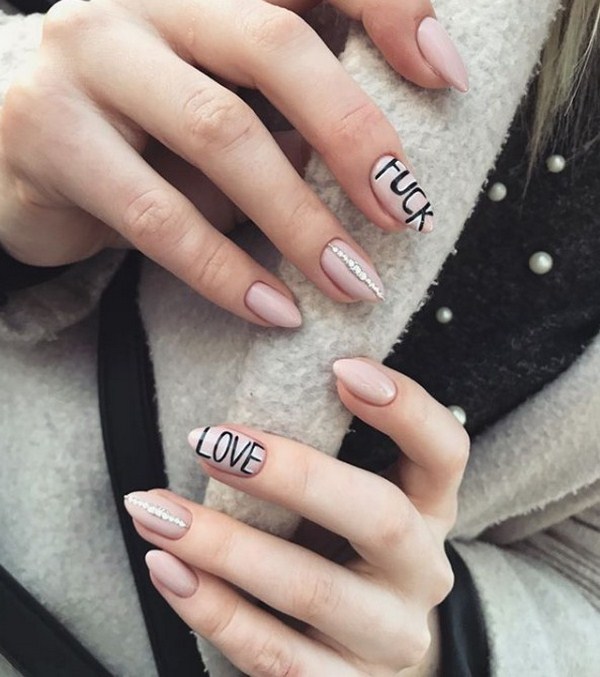 Superbe manucure avec inscriptions: mots sur les ongles - idées de photos