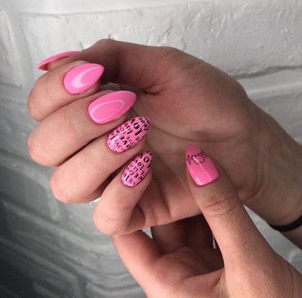 Superbe manucure avec inscriptions: mots sur les ongles - idées de photos