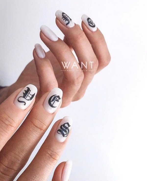 Superbe manucure avec inscriptions: mots sur les ongles - idées de photos