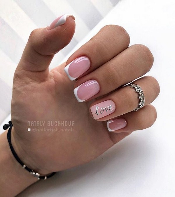 Superbe manucure avec inscriptions: mots sur les ongles - idées de photos