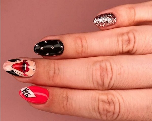 Superbe manucure avec inscriptions: mots sur les ongles - idées de photos