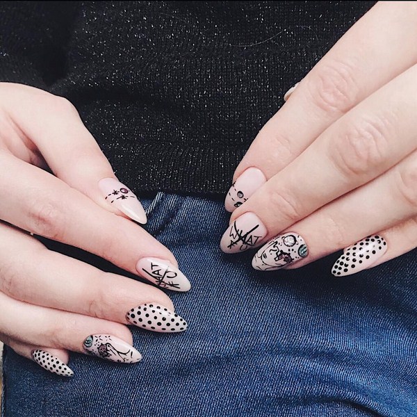 Superbe manucure avec inscriptions: mots sur les ongles - idées de photos