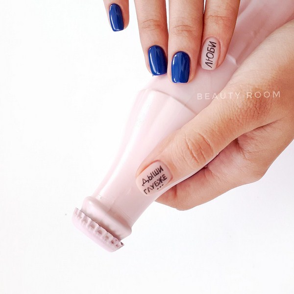 Superbe manucure avec inscriptions: mots sur les ongles - idées de photos