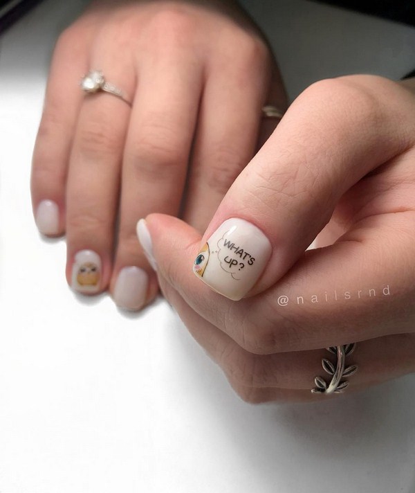 Superbe manucure avec inscriptions: mots sur les ongles - idées de photos