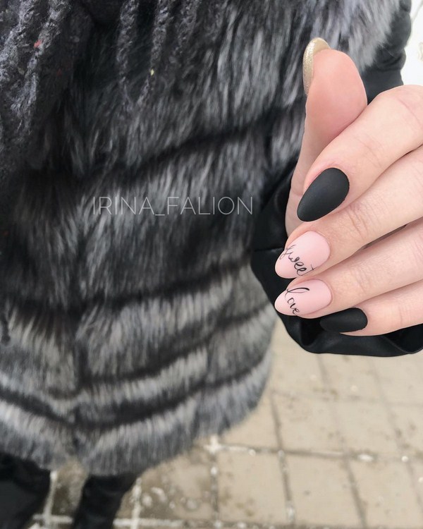 Superbe manucure avec inscriptions: mots sur les ongles - idées de photos