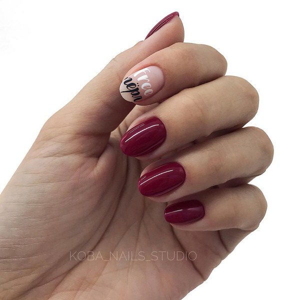 Superbe manucure avec inscriptions: mots sur les ongles - idées de photos