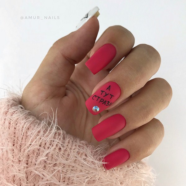 Superbe manucure avec inscriptions: mots sur les ongles - idées de photos