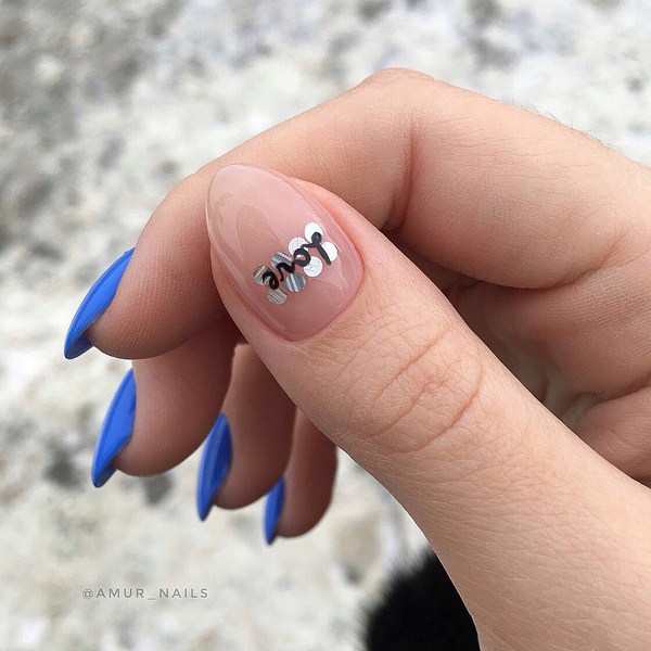 Superbe manucure avec inscriptions: mots sur les ongles - idées de photos