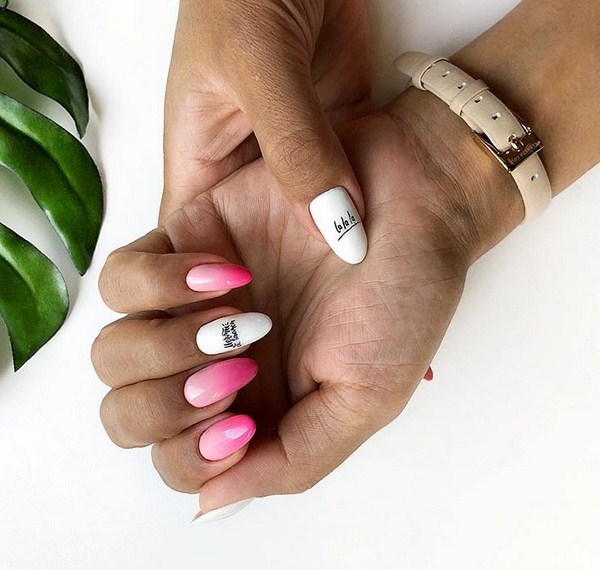 Superbe manucure avec inscriptions: mots sur les ongles - idées de photos