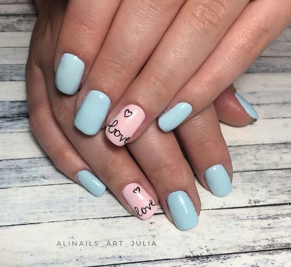 Superbe manucure avec inscriptions: mots sur les ongles - idées de photos