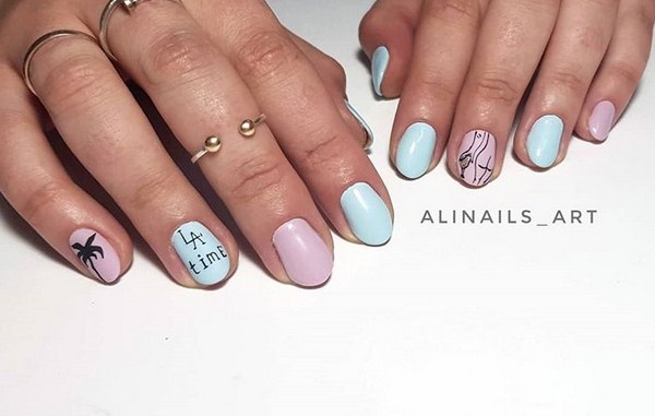 Superbe manucure avec inscriptions: mots sur les ongles - idées de photos