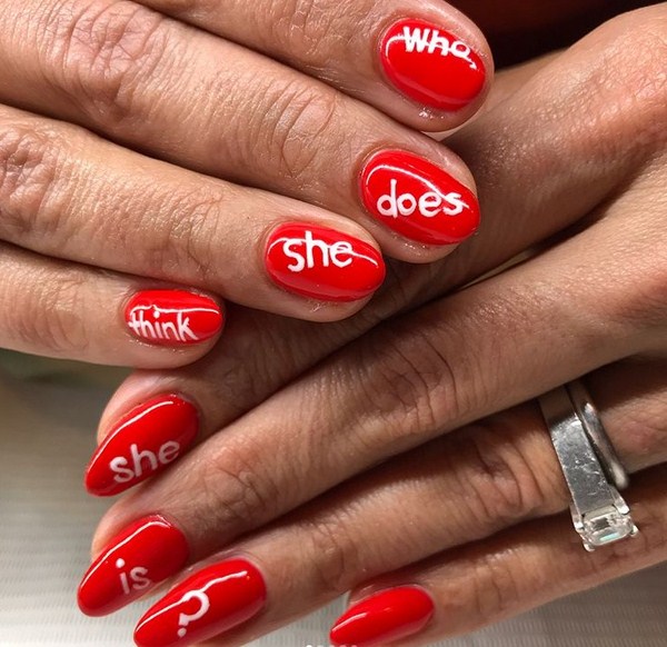 Superbe manucure avec inscriptions: mots sur les ongles - idées de photos