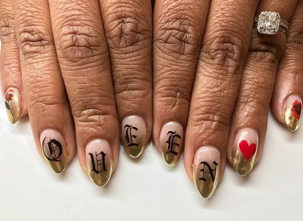 Superbe manucure avec inscriptions: mots sur les ongles - idées de photos