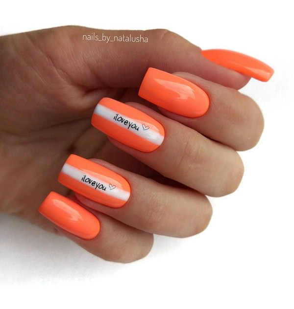 Superbe manucure avec inscriptions: mots sur les ongles - idées de photos