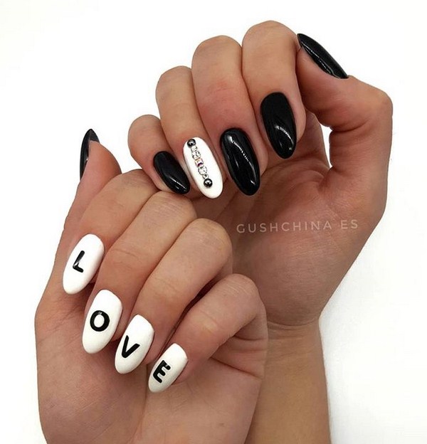 Superbe manucure avec inscriptions: mots sur les ongles - idées de photos