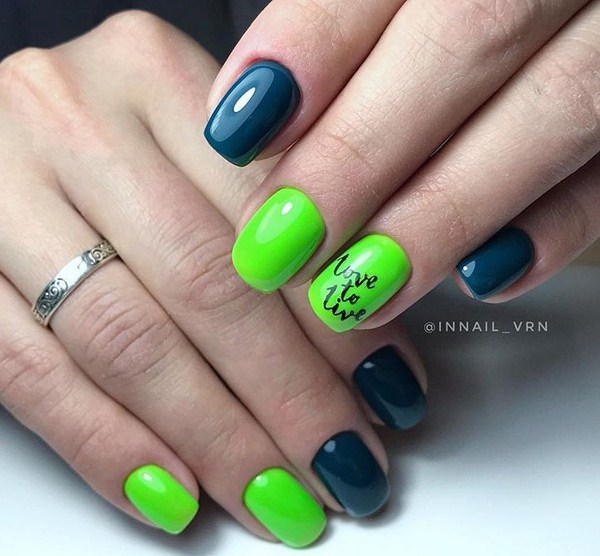 Superbe manucure avec inscriptions: mots sur les ongles - idées de photos