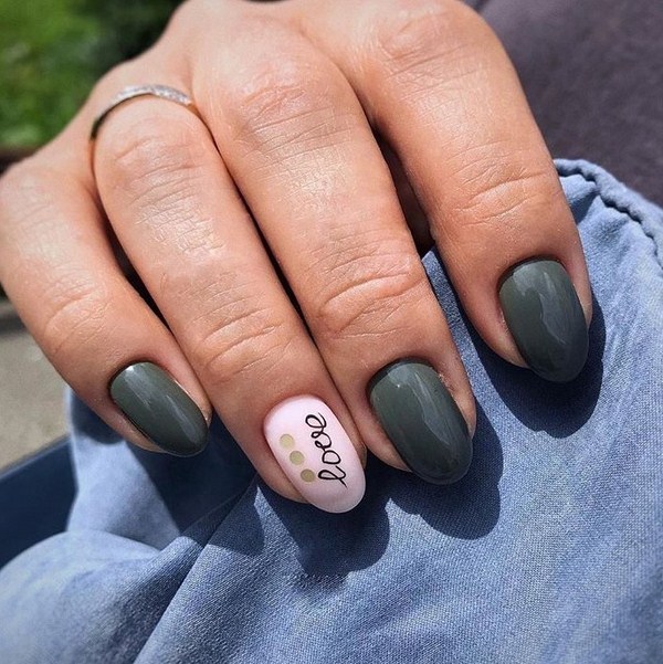 Superbe manucure avec inscriptions: mots sur les ongles - idées de photos