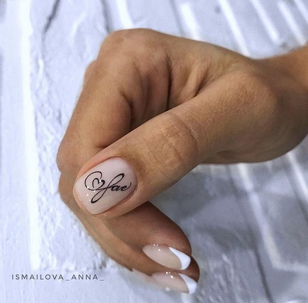 Superbe manucure avec inscriptions: mots sur les ongles - idées de photos