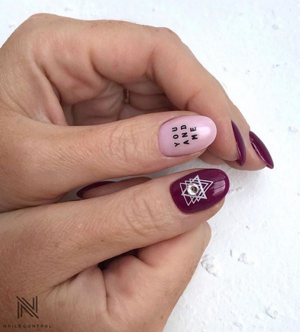 Superbe manucure avec inscriptions: mots sur les ongles - idées de photos