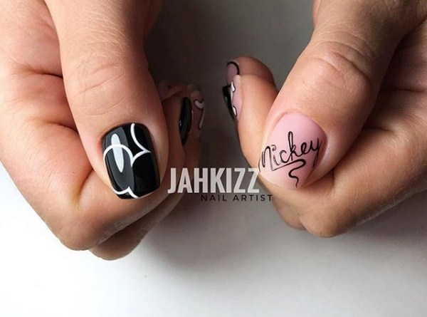 Superbe manucure avec inscriptions: mots sur les ongles - idées de photos